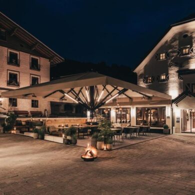 VAYA Post Saalbach is gevestigd is in een prachtig 600 jaar oud gebouw. Het voormalige Hotel Post aan het gezellige dorpsplein van Saalbach is recent omgetoverd tot een luxe hotel met top faciliteiten en ademt een en al charme uit. Je verblijft hier midden in het bruisende centrum van Saalbach en ook de drie verschillende skiliften liggen op loopafstand. De kamers & suites liggen verspreid over twee verschillende gebouwen die onderling met elkaar verbonden zijn. Ze zijn allemaal ingericht met oog op luxe én kwaliteit. Dit zorgt niet alleen voor een traditionele alpine-chic look