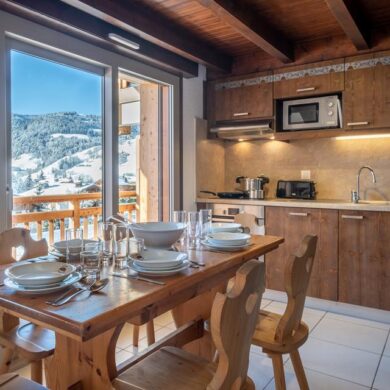 badkamer en balkon. In de directe omgeving vindt je winkels voor de boodschappen