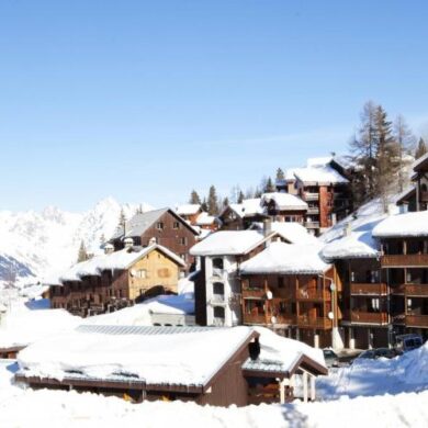 In het hart van het skistation La Plagne 1800 vind je VVF Résidence Plagne 1800 Paradiski. Deze kindvriendelijke résidence bestaat uit 2 chalets. Dankzij de ligging direct aan de piste ski je na een mooie dag zo terug tot aan de deur van het chalet. Je verblijft in een comfortabel en sfeervol appartement