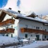 Op een rustige locatie aan de rand van het centrum van Campitello di Fassa vind je Villa Artic Appartementen. Dit traditionele appartementencomplex ligt op enkele minuten lopen van de skipistes en de Col Rodella skilift die je binnen enkele minuten naar de top brengt. De appartementen zijn traditioneel en ruim ingericht en van alle gemakken voorzien. In de keuken bereid je 's ochtends een heerlijk ontbijt zodat je vol energie de piste op kan. In de avond kun je aanschuiven in één van de restaurants in het dorp of breng een bezoek aan de supermarkt waar je de lekkerste lokale producten kunt kopen voor een traditoneel diner.