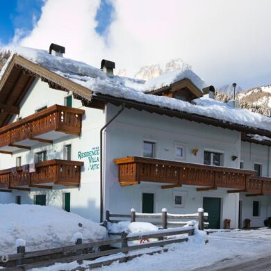 <p>Op een rustige locatie aan de rand van het centrum van Campitello di Fassa vind je Villa Artic Appartementen. Dit traditionele appartementencomplex ligt op enkele minuten lopen van de skipistes en de Col Rodella skilift die je binnen enkele minuten naar de top brengt. De appartementen zijn traditioneel en ruim ingericht en van alle gemakken voorzien. </p><p>In de keuken bereid je 's ochtends een heerlijk ontbijt zodat je vol energie de piste op kan. In de avond kun je aanschuiven in één van de restaurants in het dorp of breng een bezoek aan de supermarkt waar je de lekkerste lokale producten kunt kopen voor een traditoneel diner. </p>