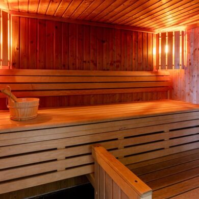 sauna en jacuzzi terwijl de kinderen worden verwelkomd bij de miniclub. Boodschappen hoef je niet te doen