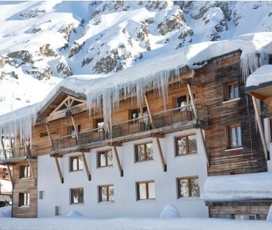 perfect als je je skivakantie wilt combineren tussen ontspanning en vermaak. Zo ligt het centrum van Val-d'Isere op ca. 500 meter afstand en bereik je de besneeuwde pistes op ongeveer 1 kilometer afstand. Alle appartementen en studio's zijn ruim en comfortabel ingericht