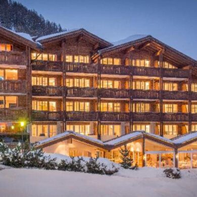 Wellnesshotel Schweizerhof is een perfecte uitvalsbasis voor je skivakantie. Je bevindt je hier midden in het centrum van Saas-Fee en de skibus stopt op slechts een klein stukje lopen. Het hotel heeft een restaurant waar jij iedere dag weer kunt starten met een lekker ontbijtje. En een bar waar je samen gezellig de dag weer af kunt sluiten. Na een dagje sportief in de sneeuw nog even bijkomen? Loop dan vooral de uitgebreide wellness eens binnen met o.a. sauna