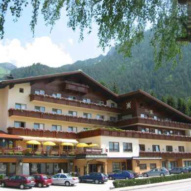 Alpenhotel Edelweiss is een gezellig hotel in typische Alpenstijl. Dit comfortabele hotel ligt op een zeer centrale locatie in Maurach. De kamers zijn eenvoudig ingericht en voorzien van tv en een nette badkamer. Bovendien beschikken bijna alle kamers over een balkon met uitzicht op de omgeving. Alpenhotel Edelweiss ligt direct naast de Rofanbahn