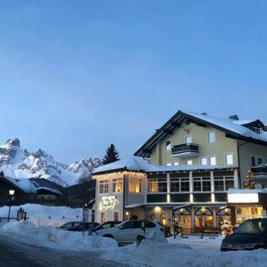 <p>Centraal gelegen in het idyllische bergdorp Filzmoos vind je het prachtige Aparthotel Jagdhof. Al bij aankomst zul je betoverd worden door het uitzicht op de imposante Bischofsmütze en het schilderachtige Dachsteinmassief.</p><p>De uitstekend uitgeruste appartementen bieden plaats aan 2 tot 6 personen en zijn de perfecte plek om tot rust te komen na een enerverende dag op de piste. Of je nu kiest voor een gezellig appartement of een kamer - Hier geniet je van optimaal comfort en voldoende ruimte om te ontspannen. Na een dag in de sneeuw kun je hier volledig tot rust komen.</p><h2>Ski in/Ski out tijdens je wintersport in Filzmoos</h2><p>De skipistes in het familievriendelijke skigebied Filzmoos zijn op slechts enkele meters te voet bereikbaar of met de gratis skibus. Een skischool