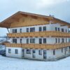 Dicht bij de piste en op loopafstand van het gezellige centrum van Mayrhofen liggen de appartementen Geisler. De ruime appartementen zijn comfortabel en modern ingericht en beschikken o.a. over een ruime en moderne woonkeuken en een gezellige woonkamer. Het gezellige centrum vind je op 300 meter afstand en de Ahornbahn ligt op slechts 200 meter. Bij voldoende sneeuw