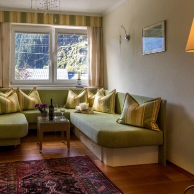 slaapkamer en badkamer en een balkon met prachtig uitzicht de bergen of het centrum van Mayrhofen.