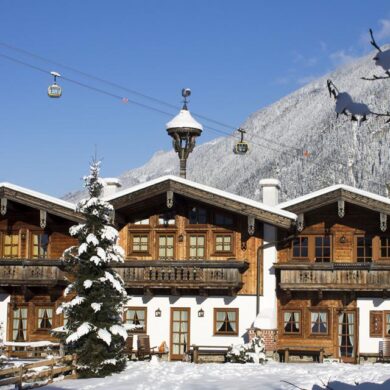 <p>Aan de rand van het centrum van Mayrhofen vind je de gezellige BRUGGER Chaletdorf. Dit sfeervolle vakantiedorp ligt precies tussen de Penkenbahn en de Ahornbahn in