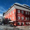 “Benvenuto” in Boutique & Gourmet Hotel Orso Grigio. Dit hotel ligt in het centrum van San Candido. Een leuk dorpje in het Duitstalige deel van Italië. Het is een klein en chic hotel en heeft een rijke historie aan het ontvangen van gasten en is daar dan ook heel bedreven in. Franz en zijn dochter heten je van harte welkom en zorgen dat je niks te kort komt. De hotelkamers hebben allemaal een andere inrichting en bieden stuk voor stuk een mooi uitzicht. Naar de piste is het niet ver lopen