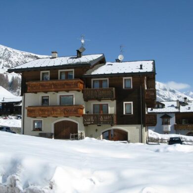 Casa Natale ligt aan de rand van het centrum van Livigno