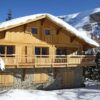 Chalet La Muzelle is een zeer ruim chalet wat ligt op slechts 300 meter van het centrum van Les Deux Alpes en ook de piste ligt op loopafstand. Het chalet is gelegen op het zuiden en je kijkt hier prachtig uit op de omliggende bergen. Na een dag op de piste is het heerlijk thuiskomen in Chalet La Muzelle. Het chalet is verdeeld over drie verdiepingen en is modern en sfeervol  ingericht. Steek na een mooie dag in de buitenlucht de open haard aan en geniet van een welverdiend drankje. Hier geniet je optimaal van je wintersportvakantie.