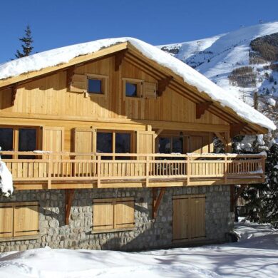 Chalet La Muzelle is een zeer ruim chalet wat ligt op slechts 300 meter van het centrum van Les Deux Alpes en ook de piste ligt op loopafstand. Het chalet is gelegen op het zuiden en je kijkt hier prachtig uit op de omliggende bergen. <br /><br />Na een dag op de piste is het heerlijk thuiskomen in Chalet La Muzelle. Het chalet is verdeeld over drie verdiepingen en is modern en sfeervol  ingericht. Steek na een mooie dag in de buitenlucht de open haard aan en geniet van een welverdiend drankje. Hier geniet je optimaal van je wintersportvakantie.