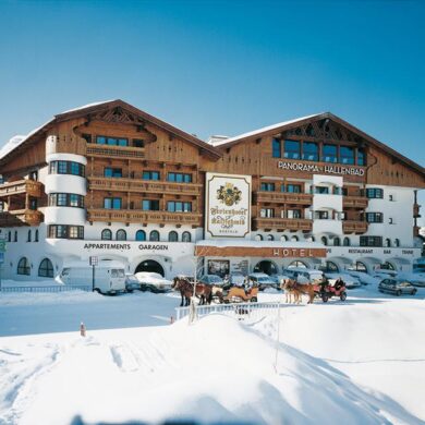 <p>Het charmante Hotel Kaltschmid ligt midden in het gezellige Seefeld. Dit luxe hotel beschikt over tal van faciliteiten voor een onvergetelijke vakantie. De kamers zijn ingericht in de typische alpenstijl en voorzien van tv en een gezellig zitje. Bovendien hebben de kamers een balkon met een panoramisch uitzicht op de schitterende omgeving. </p><p>In het uitgebreide wellnesscenter