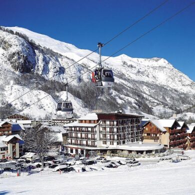 Grand Hotel de Valloire et du Galibier is perfect gelegen in het centrum van het authentieke bergdorp village Valloire. Aan de overkant van het hotel beginnen de pistes en skiliften. Dit mooie familiehotel biedt uit hout opgetrokken kamers met een basic inrichting. De perfecte plek om snel op te warmen na een dag in de sneeuw is de sauna. Hier kun je van top tot teen ontspannen.