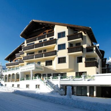 Het viersterren Hotel Alpenruh ligt midden in één van de beste wintersportbestemmingen van Oostenrijk. Het hotel ligt dicht bij het centrum van Serfaus waar je goed terecht kunt voor de après-ski. Het skigebied Serfaus/Fiss/Ladis heeft maar liefst 180 kilometer aaneengesloten pistes zodat je de hele week kunt afwisselen. Let wel op