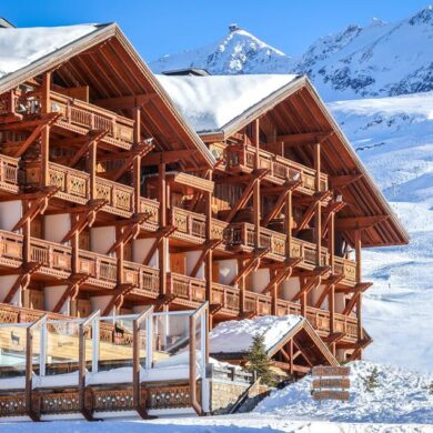 Hotel Au Chamois d'Or is een luxueus hotel gelegen in de wijk Cognet van het dorp Alpe d'Huez. De skipistes liggen direct aan het hotel waardoor je 's ochtends de deur uitstapt en zo weg skiet. Het hotel heeft een authentieke en charmante inrichting