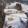 Midden in een prachtige omgeving ligt het authentieke en comfortabele hotel Berghof. Hier kun je ongestoord genieten van een welverdiende wintersportvakantie in het mooie Oostenrijk. In het onlangs gerenoveerde Berghof smelt het authentieke Oostenrijkse interieur samen met hedendaags design. Dit zorgt er voor dat de sfeer van Tiroolse gastvrijheid nog steeds wordt uitgeademd maar dat je wel kunt genieten van moderne faciliteiten. De skilift van Skiwelt Wilder Kaiser Brixental ligt op 4 kilometer afstand