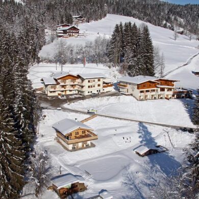 Midden in een prachtige omgeving ligt het authentieke en comfortabele hotel Berghof. Hier kun je ongestoord genieten van een welverdiende wintersportvakantie in het mooie Oostenrijk. In het onlangs gerenoveerde Berghof smelt het authentieke Oostenrijkse interieur samen met hedendaags design. Dit zorgt er voor dat de sfeer van Tiroolse gastvrijheid nog steeds wordt uitgeademd maar dat je wel kunt genieten van moderne faciliteiten. De skilift van Skiwelt Wilder Kaiser Brixental ligt op 4 kilometer afstand