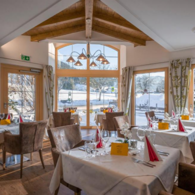 het solarium of het Turks stoombad.  In het restaurant dat in traditionele Tiroler stijl is ingericht kun je genieten van heerlijke Oostenrijkse specialiteiten. </p>