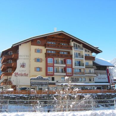 <p>Het populaire Hotel Brücke heeft een geweldige ligging midden in het bruisende centrum van Mayrhofen. De 2 gondels van Mayrhofen: de Penkenbahn en de Ahorn bahn liggen op slechts enkele minuten lopen van het hotel. De kamers zijn allemaal comfortabel ingericht en zijn allemaal voorzien van tv