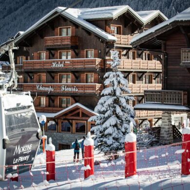 <p>Hotel Champs Fleuris is een charmant hotel met veel comfort en een moderne twist. De ligging is perfect. Direct aan de skipiste en vlakbij het sfeervolle centrum van Morzine.</p><p>Na een dag het Portes Du Soleil skigebied te hebben ontdekt is het heerlijk thuiskomen in het hotel. Met nog gloeiende konen