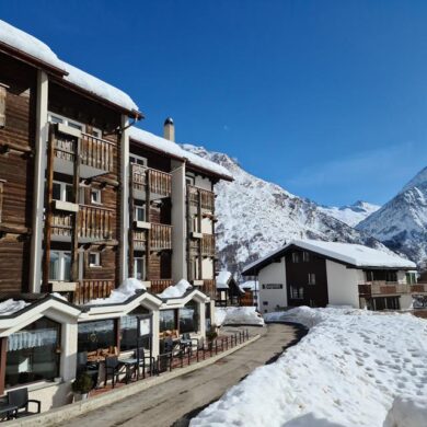 Hotel Europa is een fijn adres om te verblijven tijdens je wintersportvakantie. Het wordt gerund door een familie en heeft die typisch authentieke ambiance. Het centrum bevindt zich op circa 150 meter en ook de skibushalte ligt op ongeveer die afstand. De skilift en - piste vind je op circa 500 meter. Lekker eten kan in het restaurant en wil je samen nog even proosten op de vakantie: bestel dan een drankje bij de bar. Stijve spieren komen weer tot rust tijdens een weldadige massage in de wellness. Of tijdens een ontspannen uurtje in de sauna