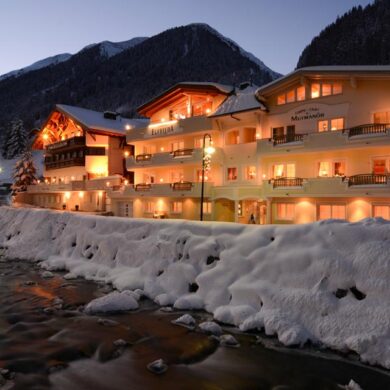 Op slechts 5 minuten lopen van het centrum van Ischgl ligt het comfortabele Hotel Garni Elfrieda. Met ook de skilift op korte afstand is dit een ideale uitvalsbasis voor je wintersportvakantie in Ischgl.Alle kamers zijn modern en verzorgd ingericht en beschikken over een fijne badkamer. Iedere morgen staat er in de sfeervolle ontbijtruimte een uitgebreid ontbijt voor je klaar