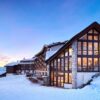 Hotel L'Eden des Cimes Belle Plagne is een modern hotel met de pistes bijna voor de deur. Het bruisende centrum van Belle Plagne ligt op 100 meter van het hotel. De kamers zijn comfortabel ingericht. 's Ochtends staat er een ontbijt op je te wachten en na een dag buiten geniet je van de heerlijk geur en smaak van het avondbuffet met een panoramisch uitzicht op de achtergrond. Voor een gezellige avond kun je terecht in een van de barren in het dorp of blijf in het hotel en bestel een drankje bij de bar met open haard.