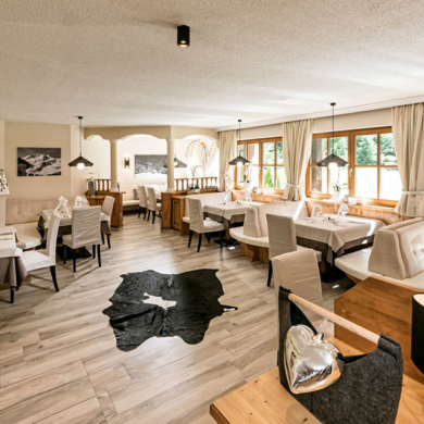 waarvan sommige met een balkon. </p><p>In de mooie eetzaal van Hotel Möderle kun je 's ochtends genieten van een uitgebreid ontbijtbuffet en 's avonds van internationale en typisch Tiroler gerechten. Het hotel heeft ook een gezellige bar