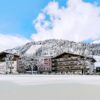 Dit mooie hotel ligt in Rauris en is gelegen op slechts 500 meter van de pistes van het skigebied van Rauris. Het hotel biedt een tennisbaan en een spa met een verwarmd binnenzwembad. De ruime kamers hebben allemaal een gemeubileerd balkon met uitzicht op de Hohe Tauern.Na een mooie skidag kun je in de spa van het Rauriserhof relaxen in het bubbelbad