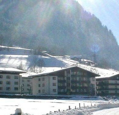 <p>Kaprun Appartements is een modern en sfeervol complex op korte loopafstand van het bruisende centrum van Kaprun. De skibus stopt op slechts 300 meter afstand en brengt je 's morgens in enkele minuten naar de skiliften in Kaprun.  </p><p>In de goed verzorgde appartementen vind je een moderne keuken