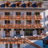 Le Chalet Blanc Hôtel & Spa combineert een traditionele alpine-uitstraling met een warme en moderne inrichting. Geniet van de ontspannen sfeer en het panoramische uitzicht op de bergen. Le Chalet Blanc Hôtel & Spa ligt aan de voet van de pistes. Alle kamers zijn prachtig ingericht en beschikken allemaal over een moderne badkamer. Geniet na een lange dag op de piste van een lekker drankje aan de bar of ontspan in de mooie wellness.