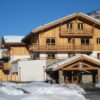 Le Hameau du Rocher Blanc is een luxe résidence op loopafstand van het centrum van Chantemerle. De comfortabele appartementen zijn verdeeld over 2 gebouwen in traditionele chaletstijl. Vanwege de uitstekende ligging tegenover de skiliften kunt je 's ochtends direct het mooie skigebied gaan verkennen. De ruime appartementen zijn sfeervol ingericht