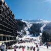 Résidence Aldébaran - Maeva Particuliers heeft een fijne en centrale ligging. Het appartementencomplex ligt aan de voet van de pistes en het winkelcentrum bevindt zich op slechts 50 meter. Hier heb je alles binnen handbereik. De appartementen zijn voorzien van alle benodigdheden voor een fijn verblijf. Eindig de dag bij een gezellig restaurantje in het centrum terwijl je geniet van een heerlijke Tartiflette en een vin rouge.