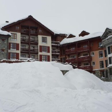 Direct aan de piste en in de gezellig wijk 1950 in Les Arcs vind je Residence Hameau Du Glacier. Goed verzorgde appartementen die voorzien zijn van 1 of meerdere slaapkamers