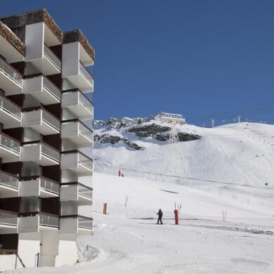 Residénce Le Gypaète heeft een uitstekende ligging voor je wintersportvakantie. Het bevindt zicht namelijk direct aan de pistes van Val Thorens. Ideaal dus voor wie 's ochtends graag als eerste op de piste staat. <br /><br />De studio's zijn comfortabel ingericht en hebben allemaal een balkon. Vanaf hier heb je een prachtig uitzicht over de omgeving. Ook van de après-ski in het gezellige centrum hoef je niets te missen. Dit ligt namelijk op slechts 300 meter van de résidence