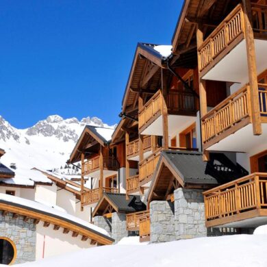 Résidence Les 4 Vallées is een comfortabel appartementencomplex van St. François Longchamp en bestaat uit twee grote chalets. De piste ligt direct voor de deur en ook naar de dichtstbijzijnde lift 'Mollaret' is het maar een korte wandeling.De appartementen zijn sfeervol ingericht en voldoen aan alle comfort. Met een schitterend uitzicht over de besneeuwde bergtoppen van het Grand Domaine-gebied is het genieten in het zonnetje op je balkon. Als je na een dag op de piste de ski's weer te drogen zet