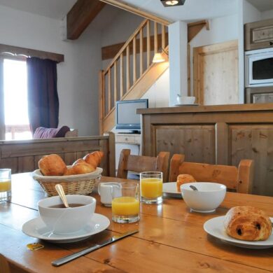 met de skilift 'Coq de Bruyères' op sneeuwbalworp afstand. <br /><br />De appartementen zijn luxe en sfeervol ingericht en voorzien van een balkon. Hier kun je heerlijk van de warme winterzon genieten