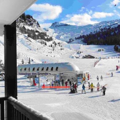 dus je staat 's morgens gegarandeerd als eerste bovenaan de berg om je sporen te kunnen trekken in de vers geprepareerde sneeuw. De appartementen zijn verzorgd en modern ingericht met een fijn balkon.<br /><br />Ben je iets te enthousiast geweest op de piste? Kom dan weer even helemaal tot rust in het mooie wellnesscenter van de résidence. Hier kun je een ontspannen baantje trekken in het verwarmde binnenbad of weer op temperatuur komen in de sauna en hamam. Zo begin je weer fris aan een nieuwe dag.<br /><br />Via publieke liften kun je gemakkelijk eens een avondje naar een andere wijk