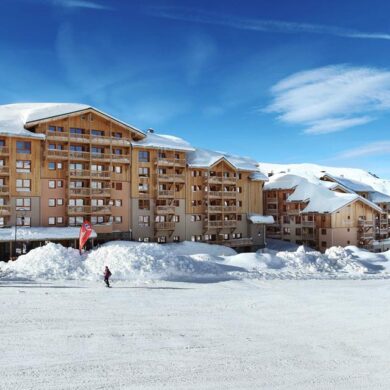 <p>In het hart van het skigebied La Plagne en op loopafstand van het centrum van La Plagne Village ligt Résidence Prestige Front de Neige. Met de blauwe piste Ecartée voor de deur en ook de stoeltjeslift Bergerie vlakbij heb je hier alles bij de hand. Terwijl de rest nog op 1 oor ligt