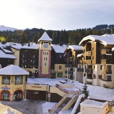 Résidences Vacancéole Le Grand Morillon is een goede keus als je graag alles bij de hand wilt hebben. De comfortabele appartementen liggen verspreid over het centrum van Morillon 1100. Wel liggen ze allemaal direct aan de piste en in het centrum van het gezellige Morillon. De appartementen zijn comfortabel ingericht