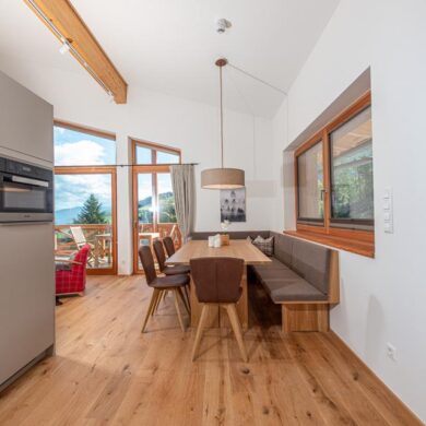 1 of meerdere slaapkamers en een balkon of terras met uitzicht op de omgeving.  </p>