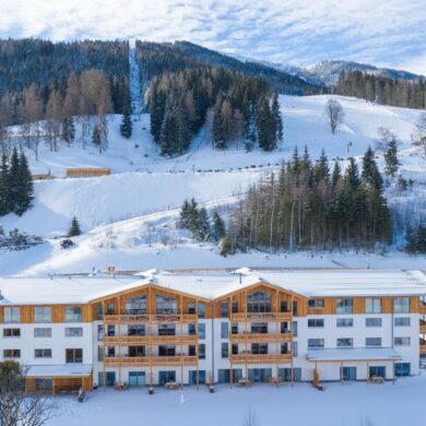 Skylodge Alpine Homes liggen direct aan de piste en op slechts 300 meter van de skilift (Höfi Express). Bij voldoende sneeuw kun je heerlijk tot vlak aan het complex afdalen! Het gezellige centrum van Haus im Ennstal