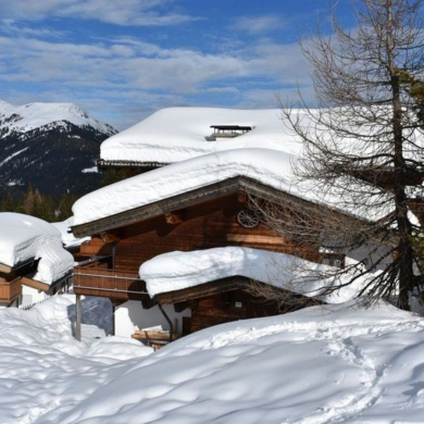 De verzorgd ingerichte appartementen van Staudis Skihütten liggen in het leuke chaletdorpje Silberleiten in Hochkrimml. Silberleiten ligt op circa 5km van Königsleiten en kijkt op Königsleiten uit. Hier geniet je van rust en gezelligheid en bij de haard in de woonkamer kom je na een hele dag in de buitenlucht weer helemaal bij. De appartementen hebben een prachtig uitzicht over de bosrijke omgeving en liggen op slechts 250 meter van de skilift in Hochkrimml.Na een heerlijke dag op de piste kun je nog gezellig na borrelen in de gezellige après-ski bar die op loopafstand ligt. Voor een authentiek Oostenrijks diner kun je naar een van de sfeervolle restaurants in het dorp of maak je gebruik van de compleet ingerichte keuken in het appartement.